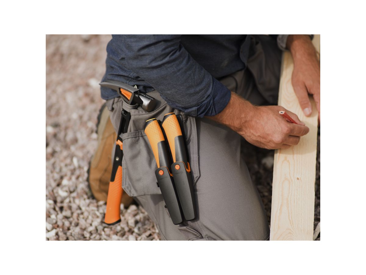 Нож ремесленный с точилкой FISKARS
