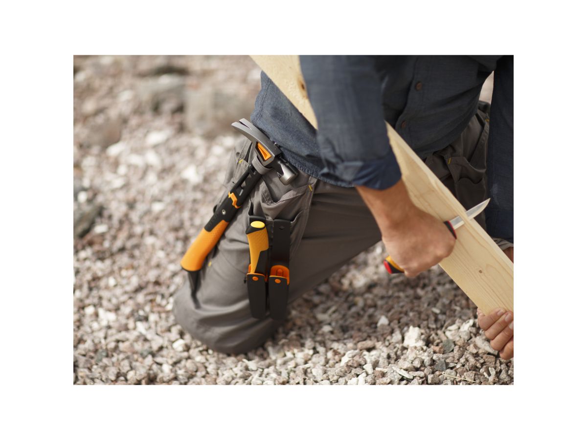 Нож ремесленный с точилкой FISKARS