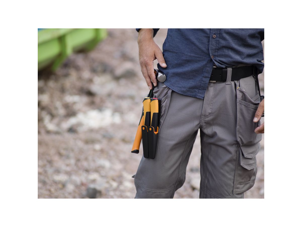 Нож ремесленный с точилкой FISKARS