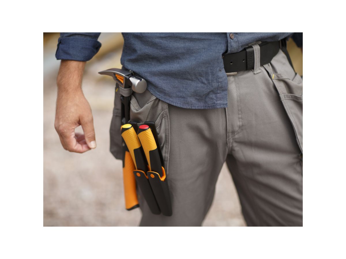 Нож ремесленный с точилкой FISKARS