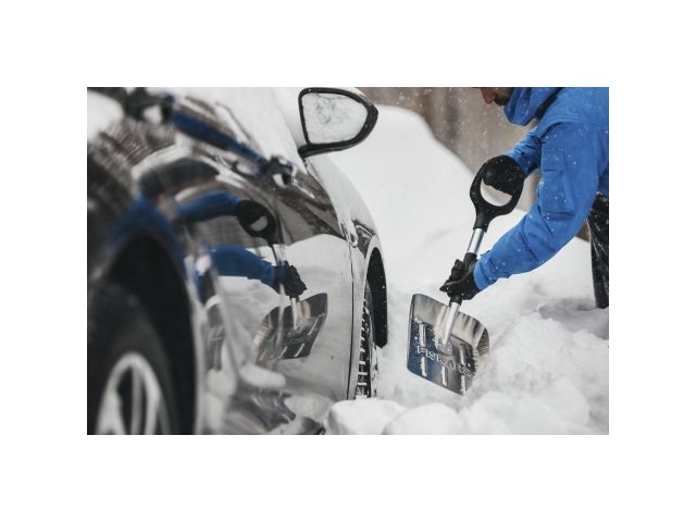 Лопата снеговая автомобильная алюминиевая FISKARS (255х295)