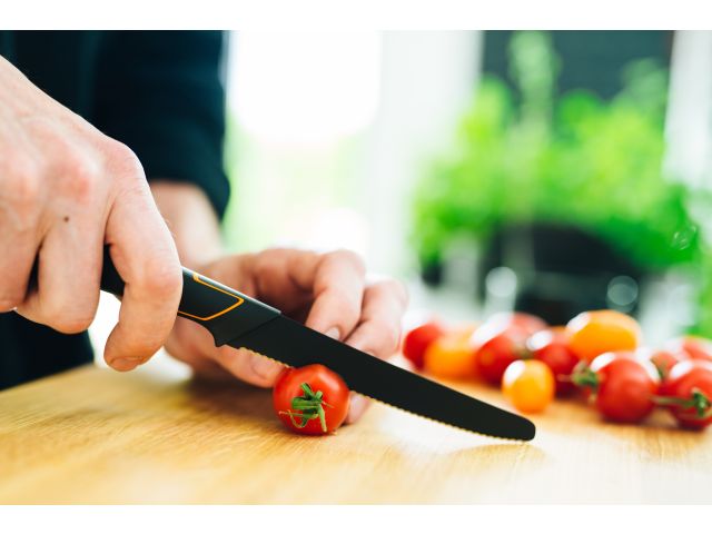 Нож для томатов 13 см Edge Fiskars