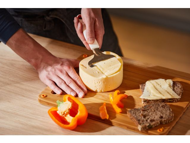 Нож для мягкого сыра Functional Form  Fiskars