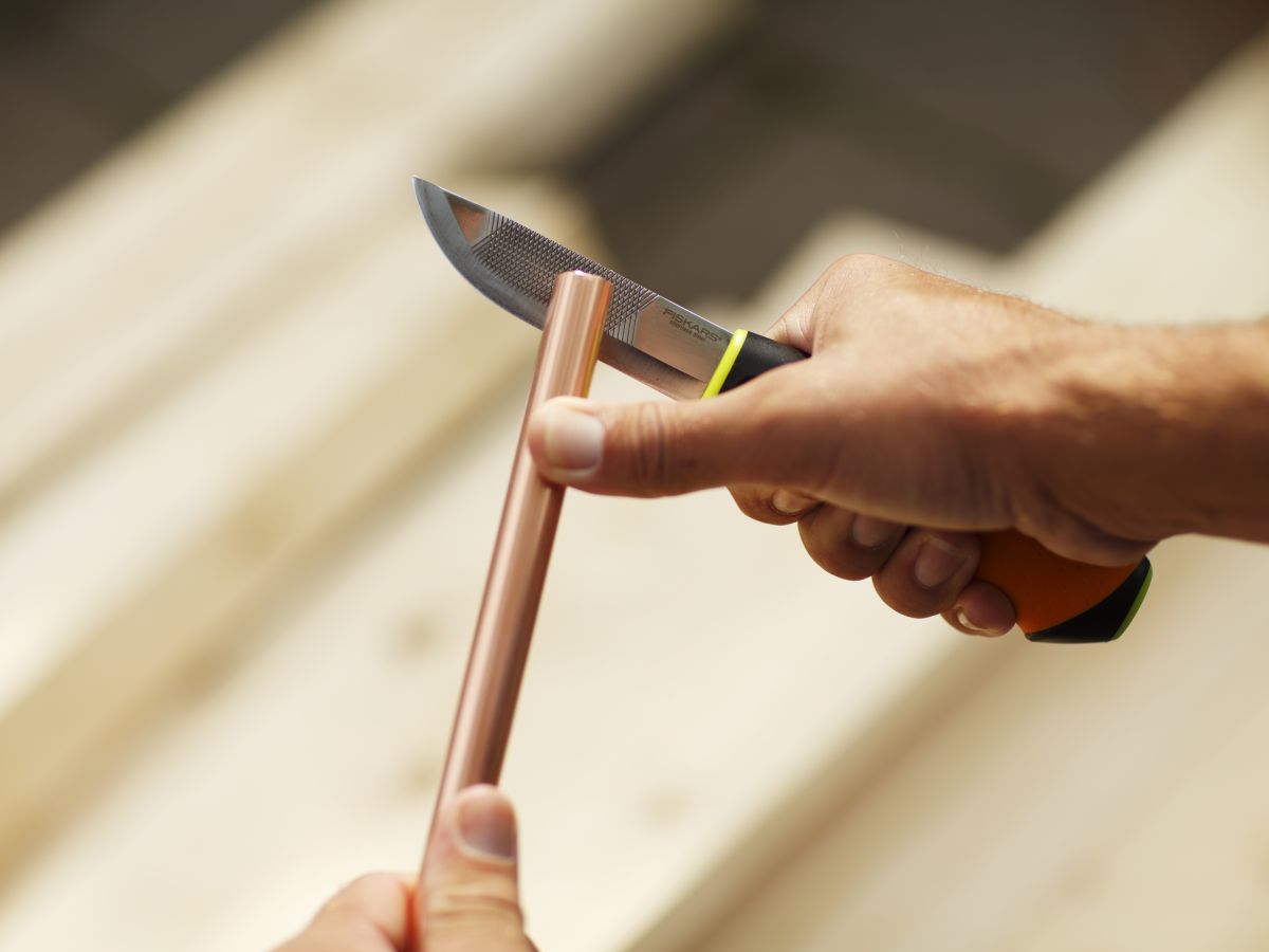 Нож для тяжелых работ с точилкой FISKARS