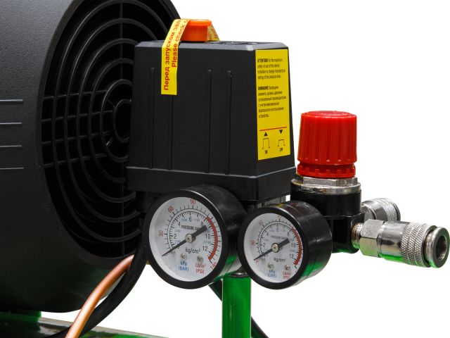 Компрессор ECO AE-705-3 коаксиальный (440 л/мин, 8 атм, коаксиальный, масляный, ресив. 70 л, 220 В, 2.20 кВт)