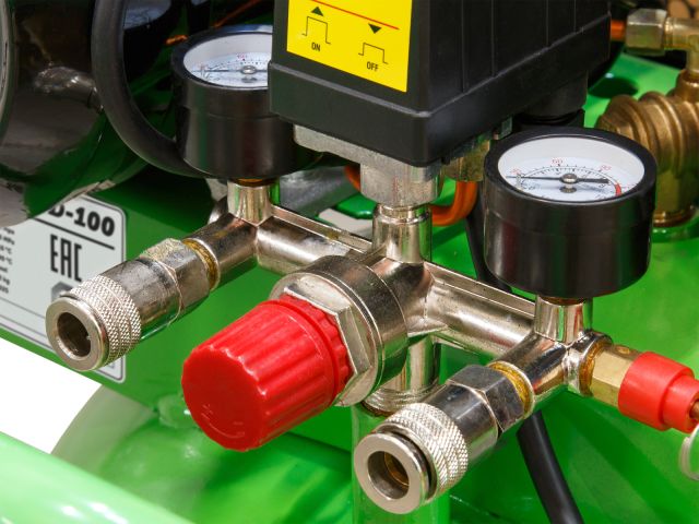 Компрессор ECO AE-1005-B2 ременной (380 л/мин, 8 атм, ременной, масляный, вертикальный ресив. 100 л, 220 В, 2.20 кВт)