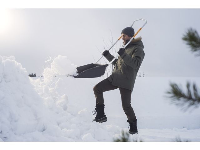Скрепер-волокуша (движок) для снега FISKARS (740x570)