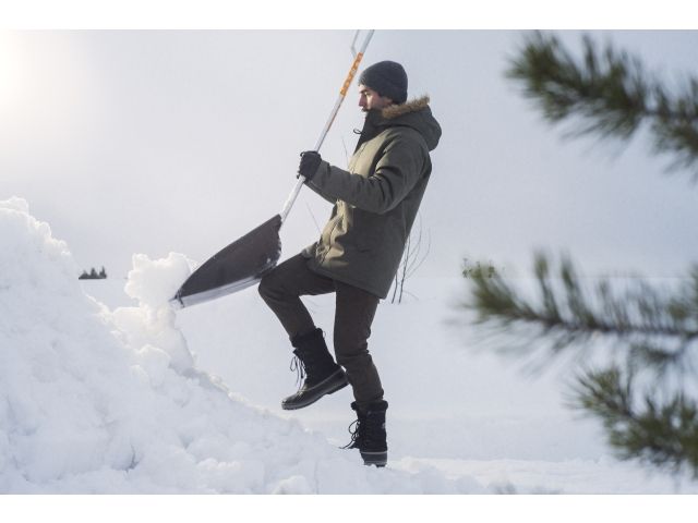 Скрепер-волокуша (движок) для снега FISKARS (740x570)