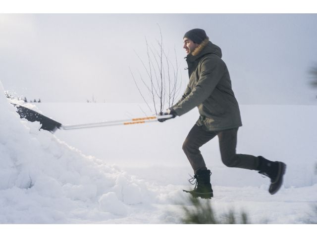 Скрепер-волокуша (движок) для снега FISKARS (740x570)