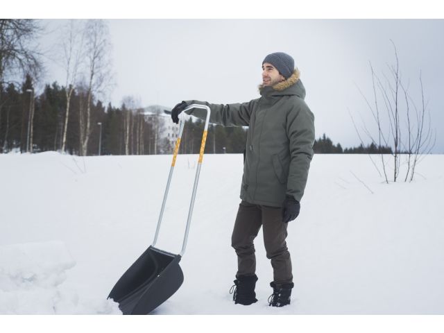 Скрепер-волокуша (движок) для снега FISKARS (740x570)