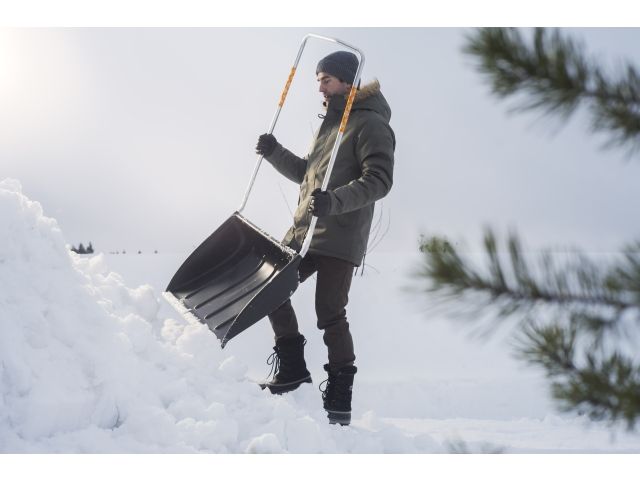 Скрепер-волокуша (движок) для снега FISKARS (740x570)