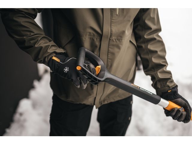 Лопата снеговая автомобильная телескопическая X-series FISKARS (290х355)