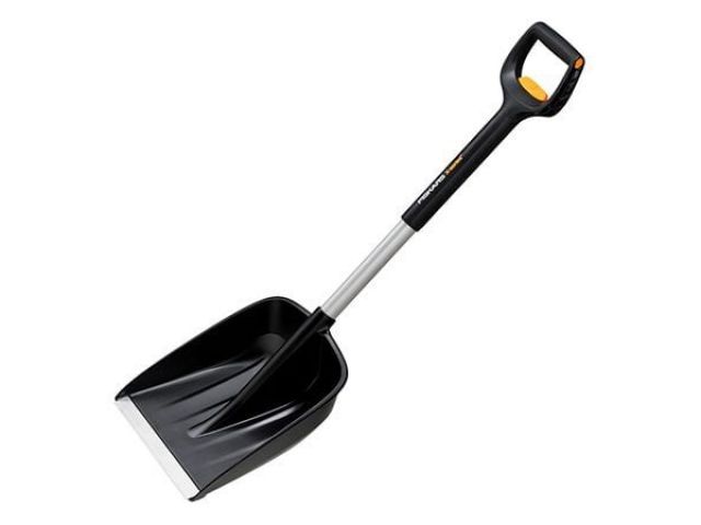 Лопата снеговая автомобильная телескопическая X-series FISKARS (290х355)