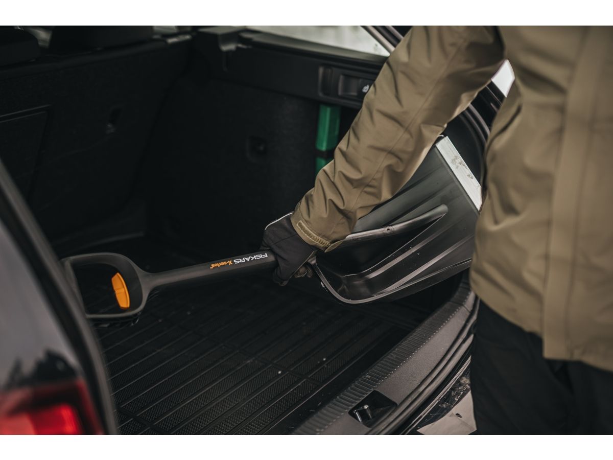 Лопата снеговая автомобильная телескопическая X-series FISKARS