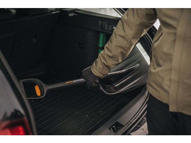 Лопата снеговая автомобильная телескопическая X-series FISKARS (290х355)