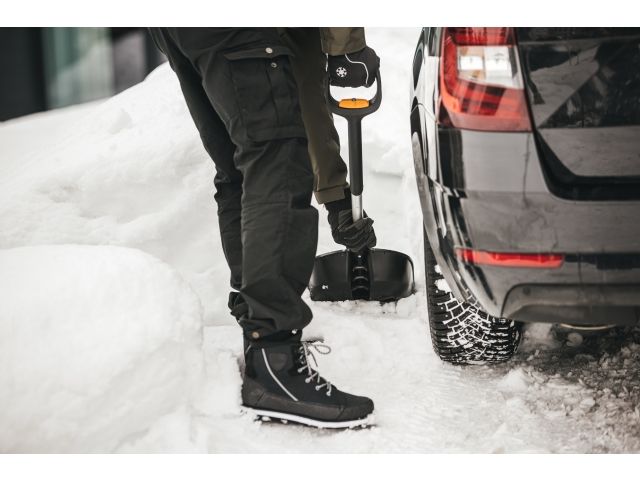 Лопата снеговая автомобильная телескопическая X-series FISKARS (290х355)
