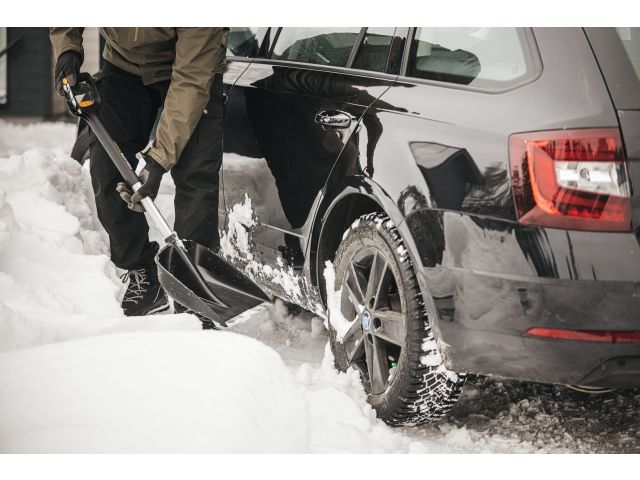 Лопата снеговая автомобильная телескопическая X-series FISKARS (290х355)