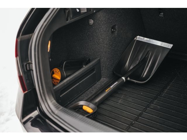 Лопата снеговая автомобильная телескопическая X-series FISKARS (290х355)