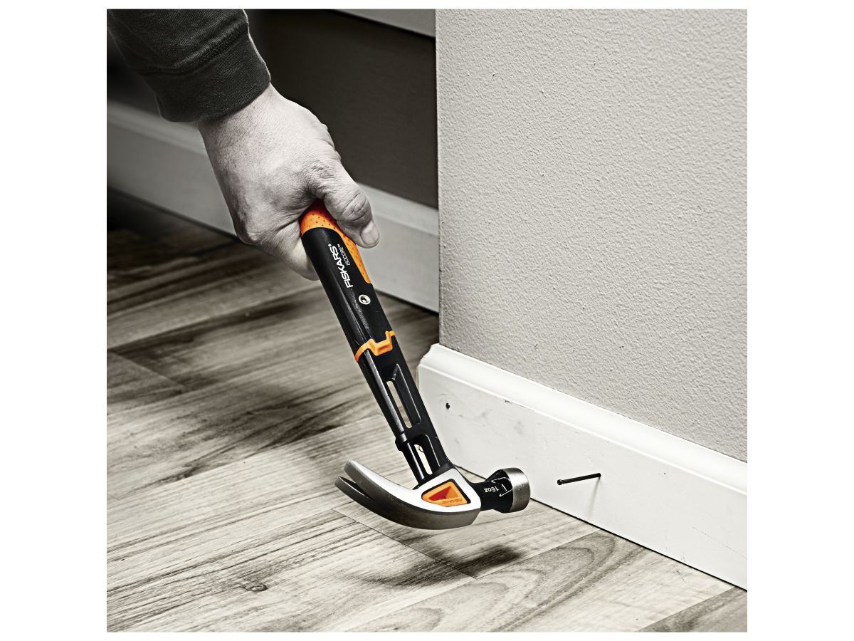 Молоток с загнутым гвоздодёром M 16/13.5 FISKARS