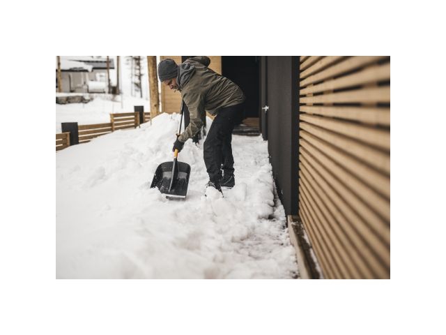 Лопата снеговая телескопическая X-series FISKARS (360х455)