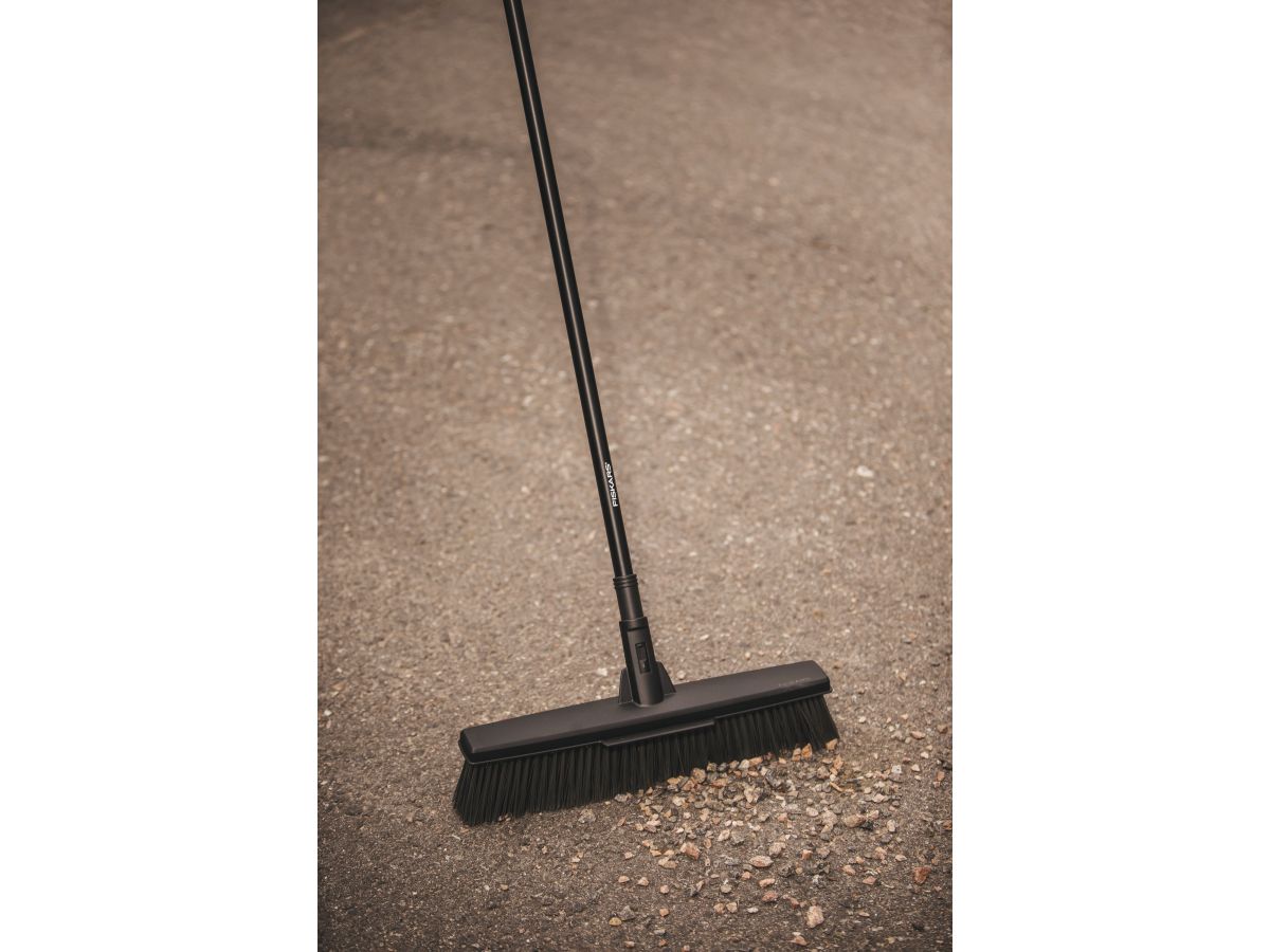 Метла большая Solid FISKARS