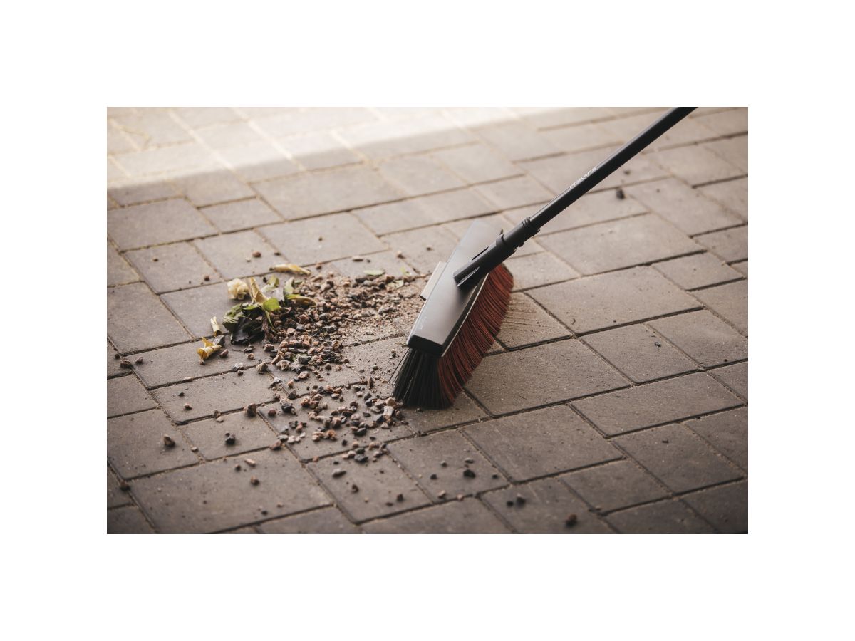 Метла большая Solid FISKARS