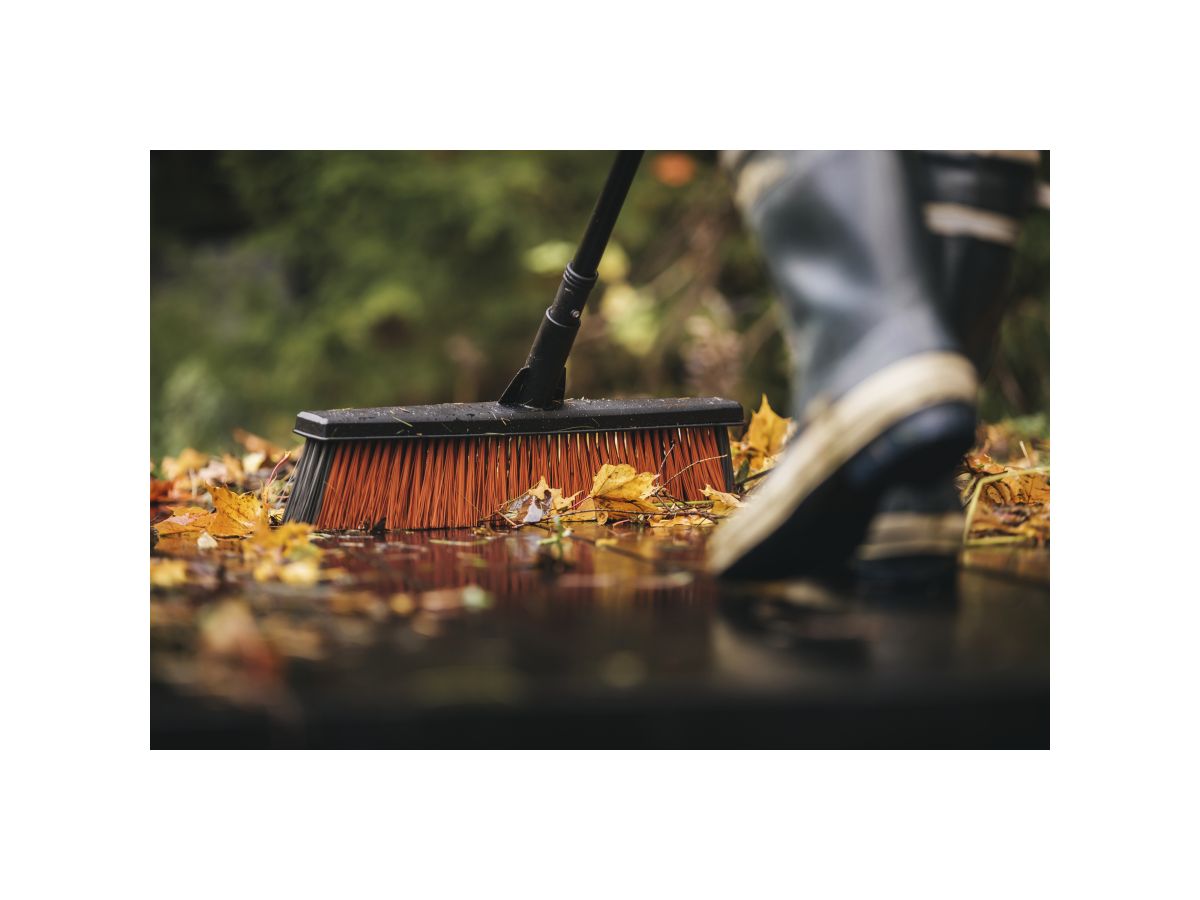 Метла большая Solid FISKARS