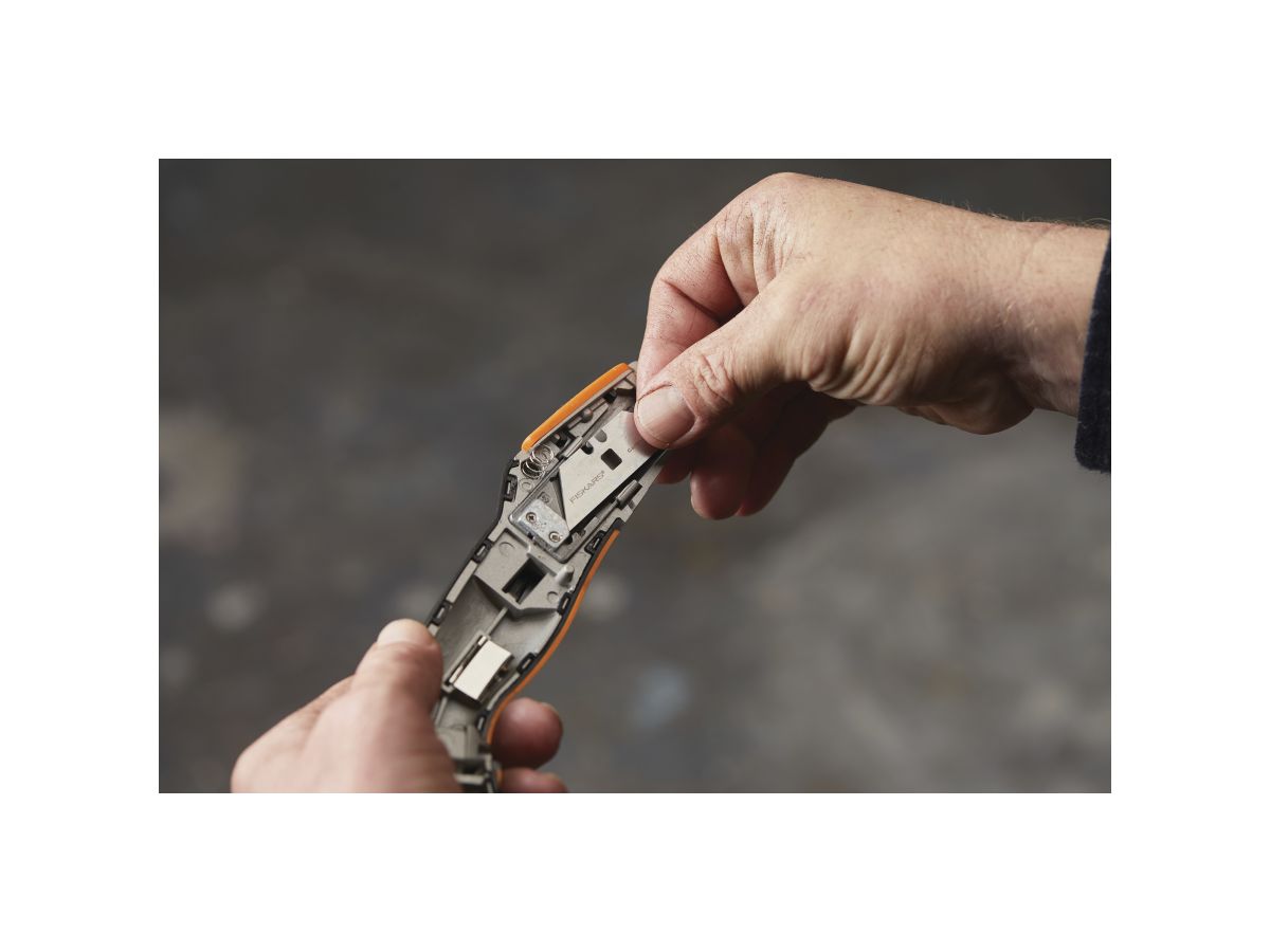 Нож выдвижной, универсальный CarbonMax FISKARS