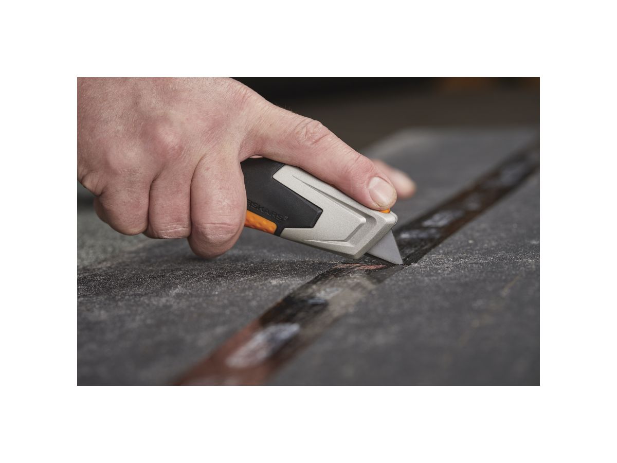 Нож выдвижной, универсальный CarbonMax FISKARS
