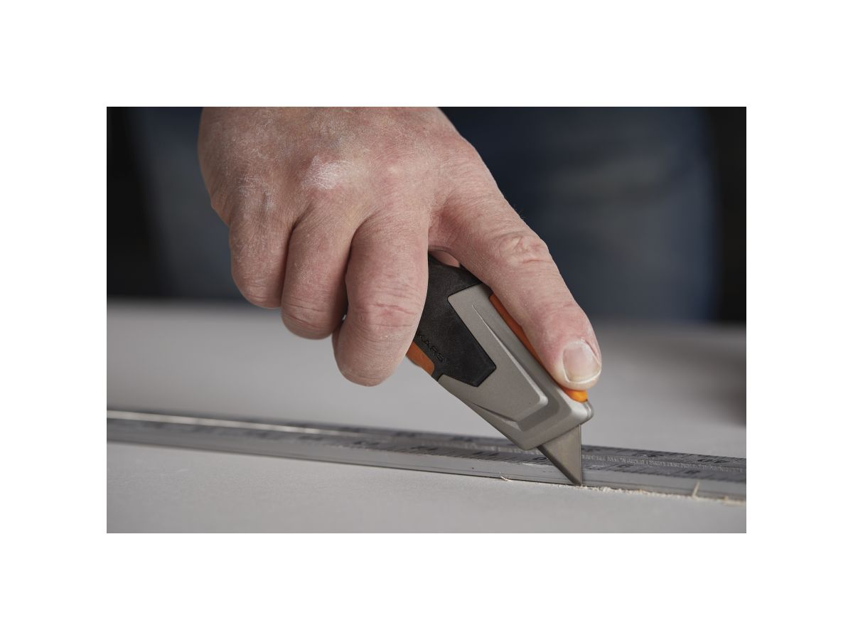 Нож выдвижной, универсальный CarbonMax FISKARS