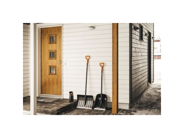 Лопата (скрепер) для снега Solid FISKARS (520х372)