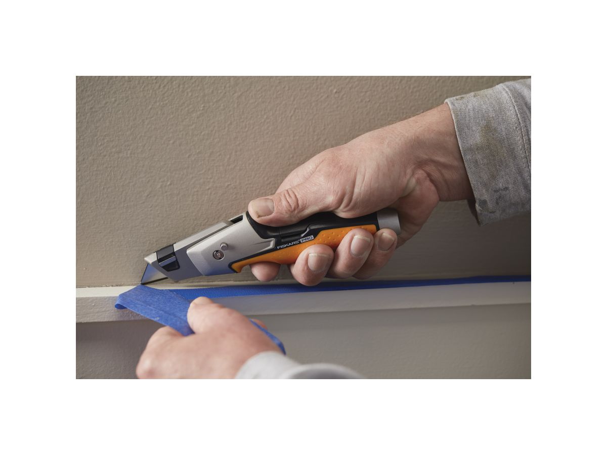 Нож малярный со сменным лезвием CarbonMax FISKARS