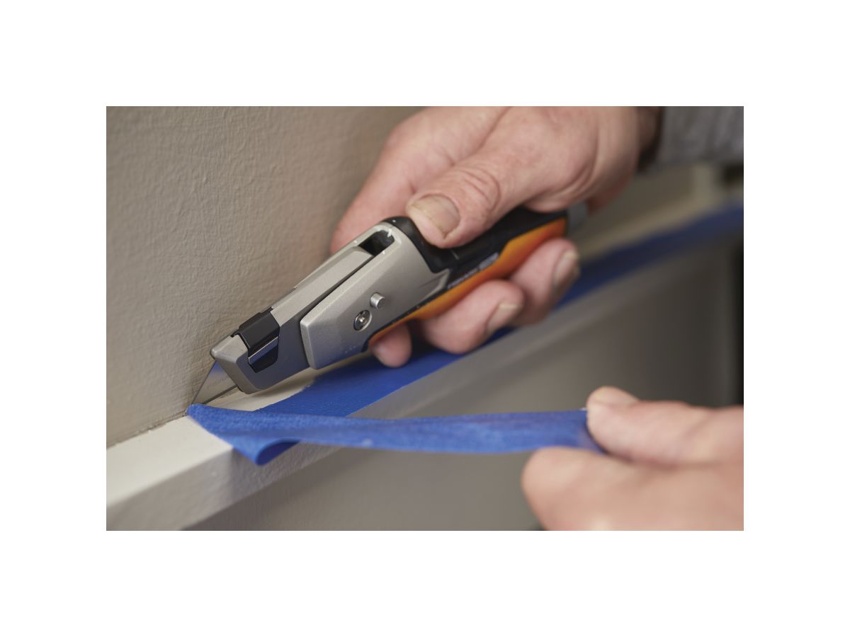 Нож малярный со сменным лезвием CarbonMax FISKARS