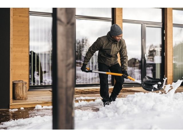 Лопата (скрепер) для снега c изогнутой ручкой X-series FISKARS (530x385)