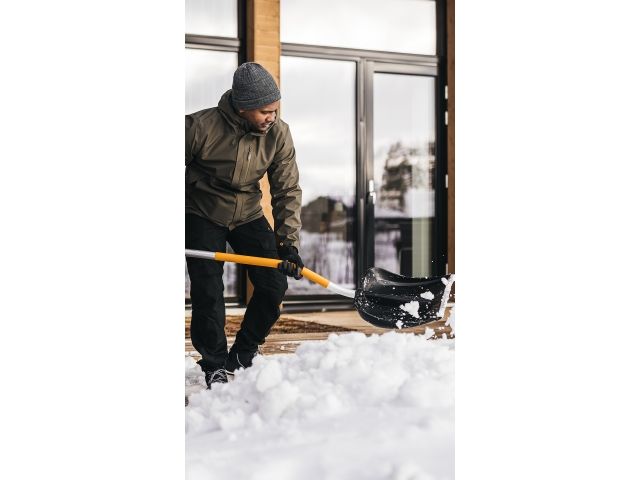 Лопата (скрепер) для снега c изогнутой ручкой X-series FISKARS (530x385)