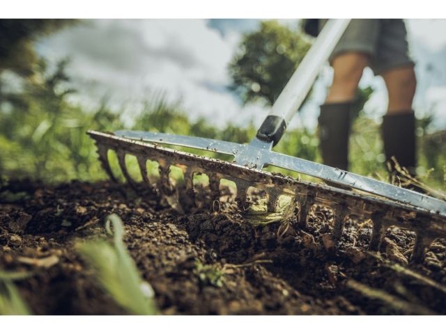 Грабли для грунта средние Xact FISKARS