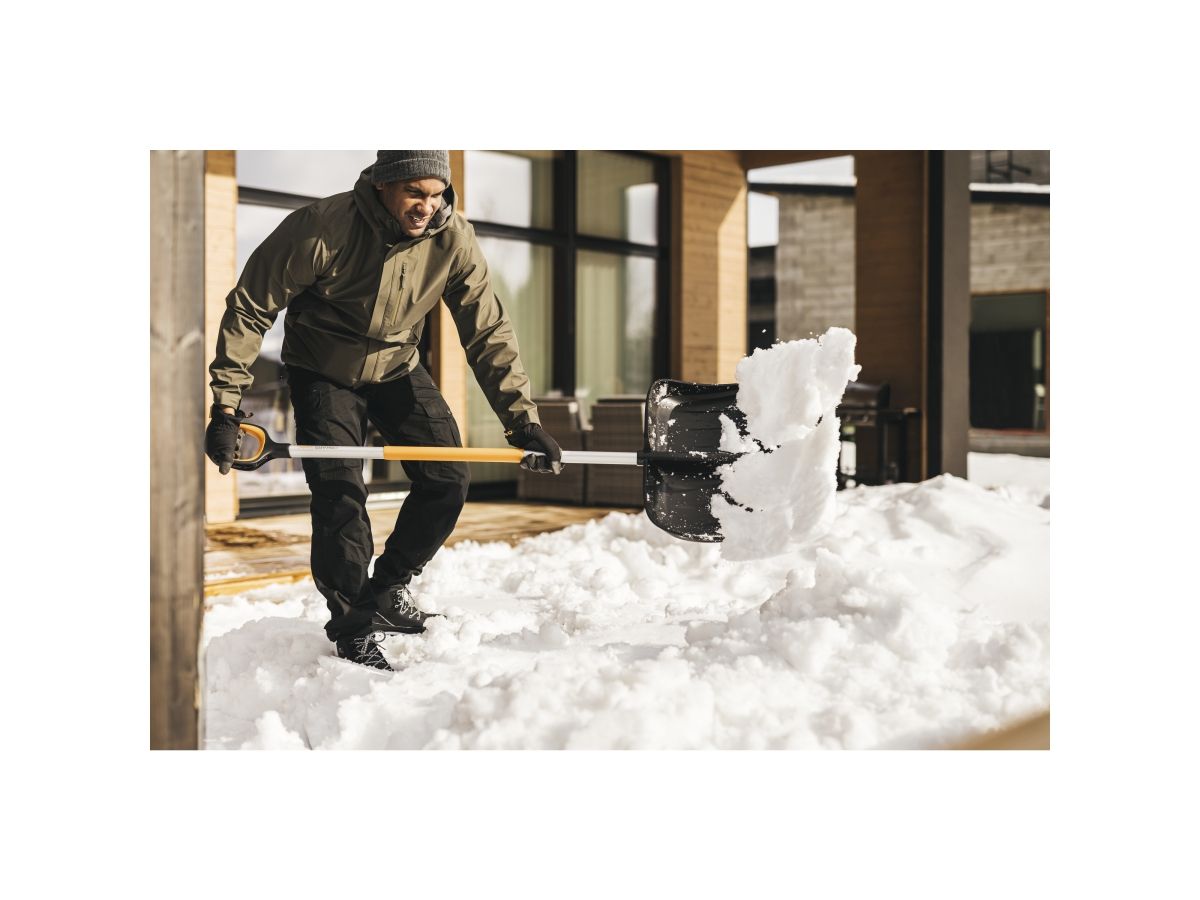 Лопата (скрепер) для снега X-series FISKARS
