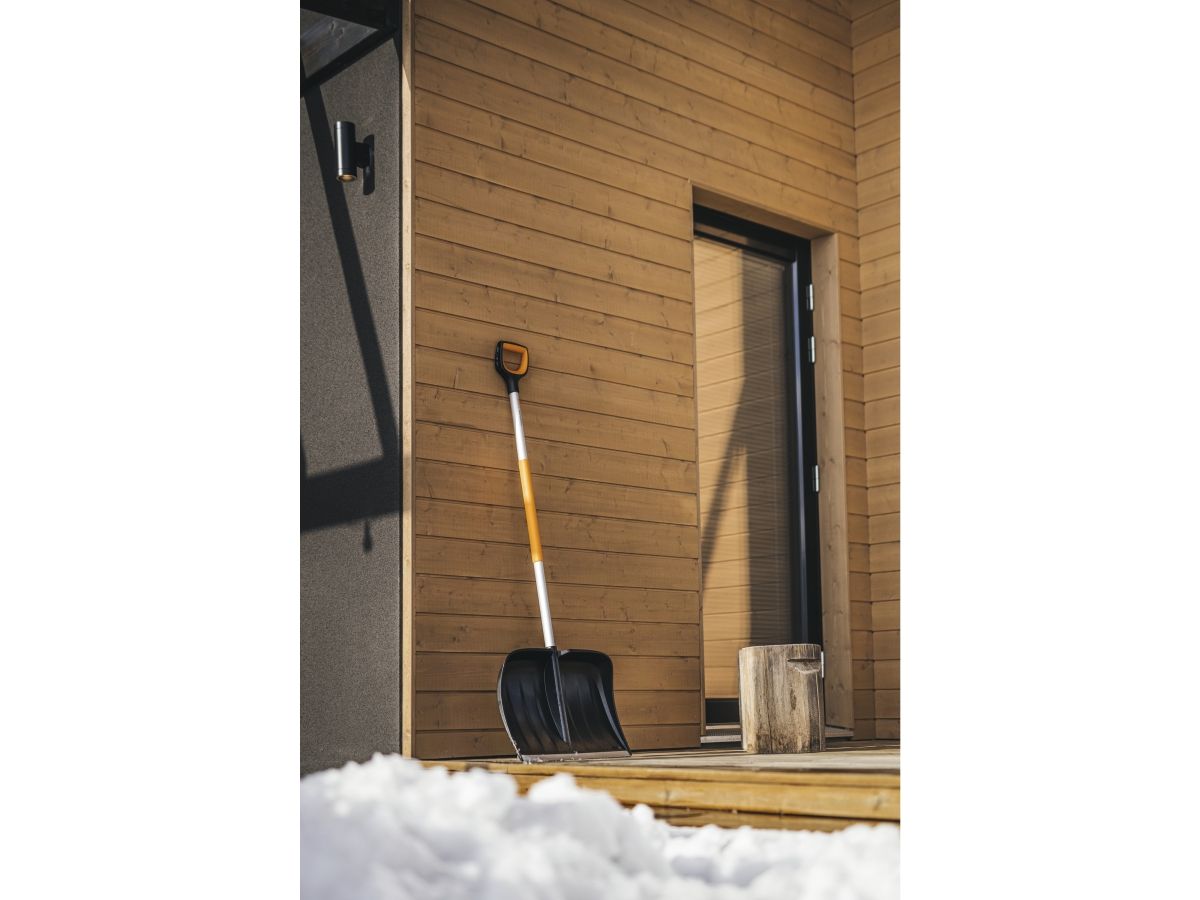 Лопата (скрепер) для снега X-series FISKARS
