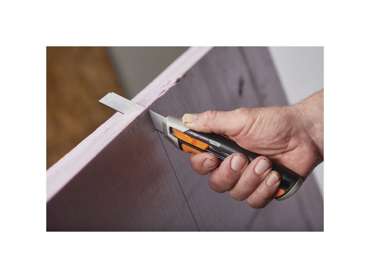 Нож с выдвижным, сменным лезвием18мм CarbonMax FISKARS