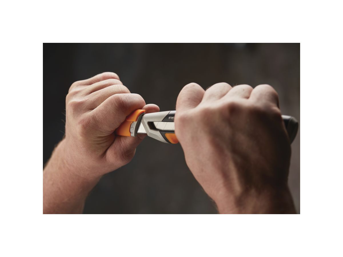 Нож с выдвижным, сменным лезвием18мм CarbonMax FISKARS