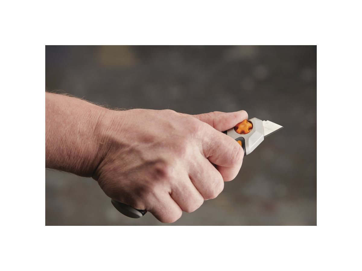 Нож с выдвижным, сменным лезвием18мм CarbonMax FISKARS