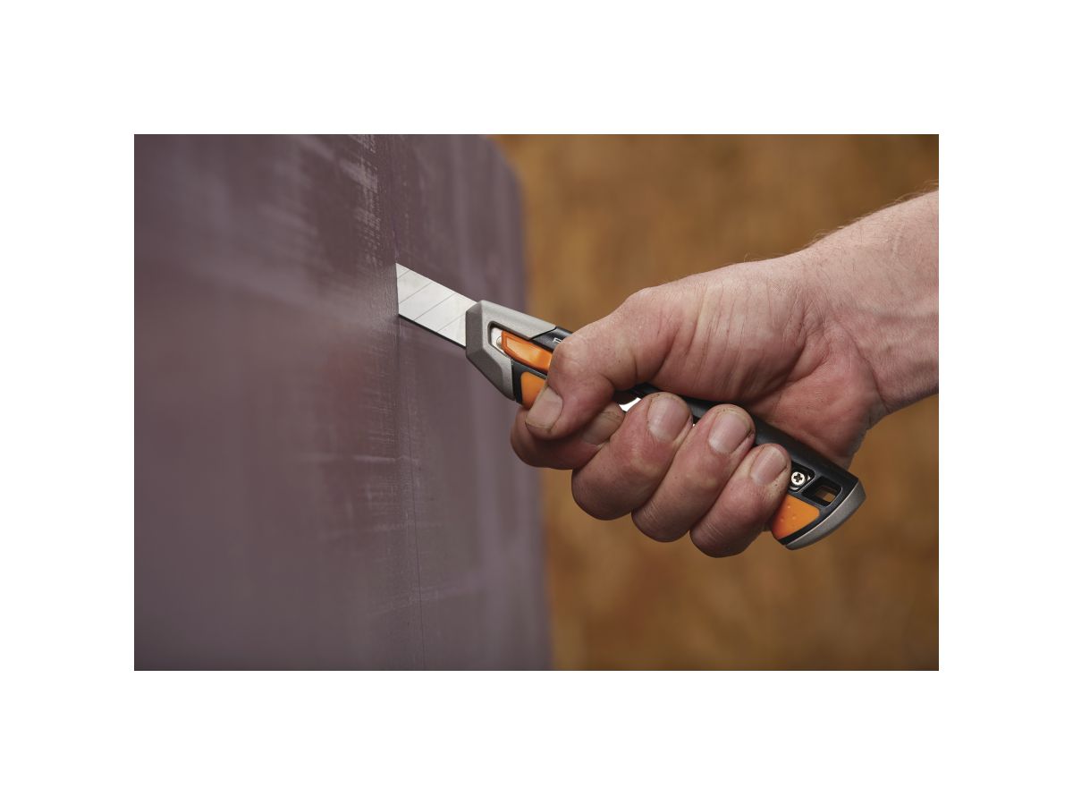 Нож с выдвижным, сменным лезвием18мм CarbonMax FISKARS