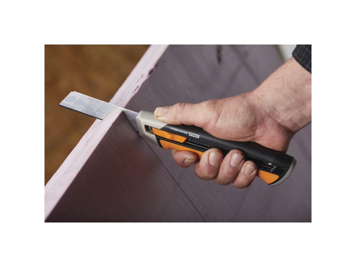 Нож с выдвижным, сменным лезвием 25мм CarbonMax FISKARS