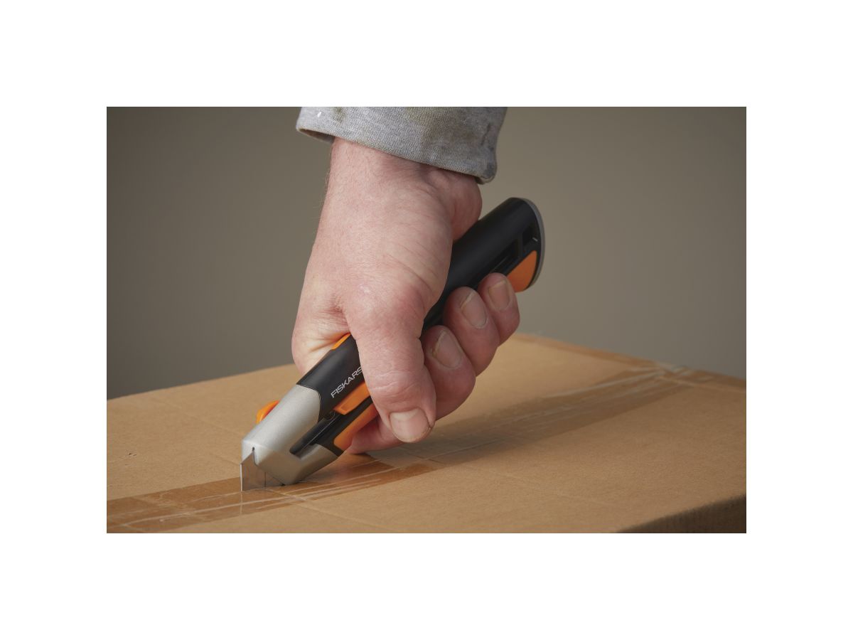 Нож с выдвижным, сменным лезвием 25мм CarbonMax FISKARS