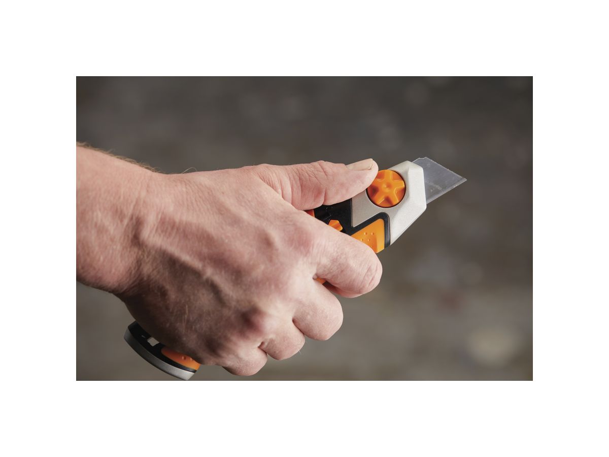 Нож с выдвижным, сменным лезвием 25мм CarbonMax FISKARS