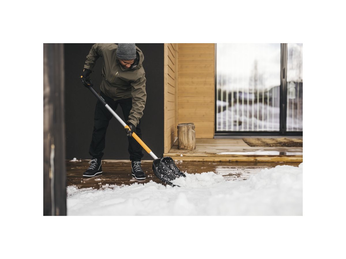 Лопата (скрепер) для уборки снега телескопическая X-series FISKARS