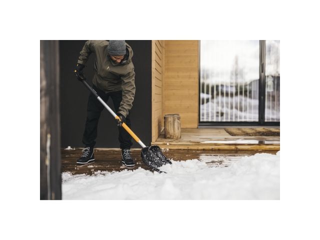 Лопата (скрепер) для уборки снега телескопическая X-series FISKARS (530х385)