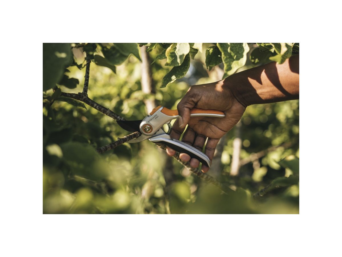Секатор плоскостной металлический FISKARS Plus P531