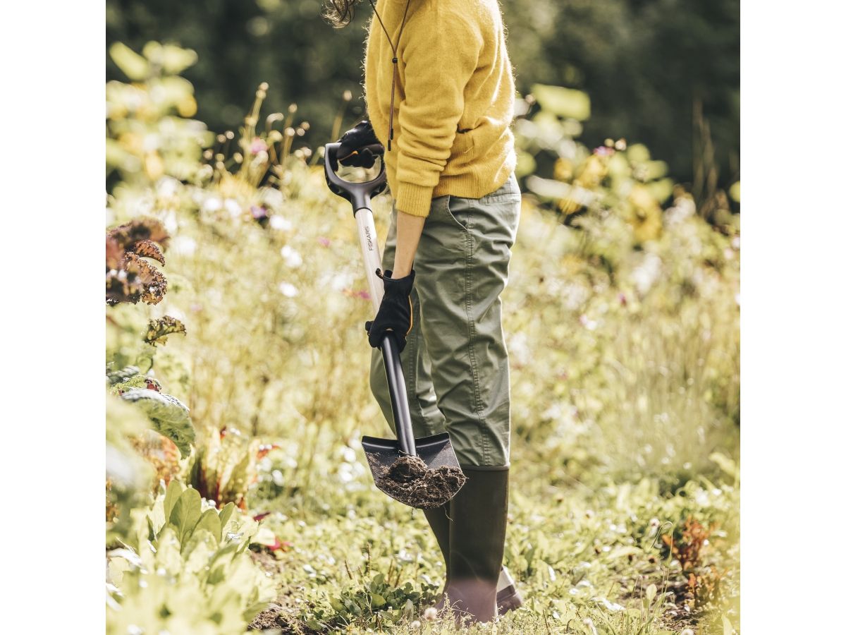 Лопата штыковая с дер. черенком Solid FISKARS
