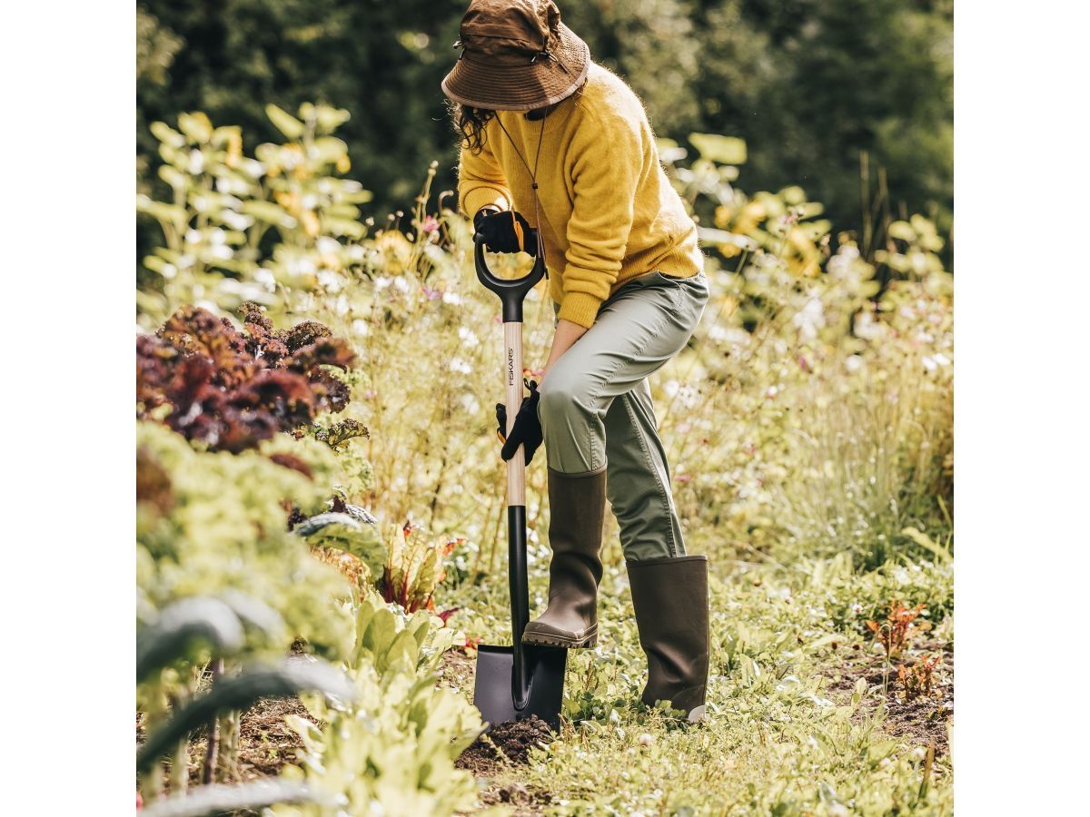 Лопата штыковая с дер. черенком Solid FISKARS